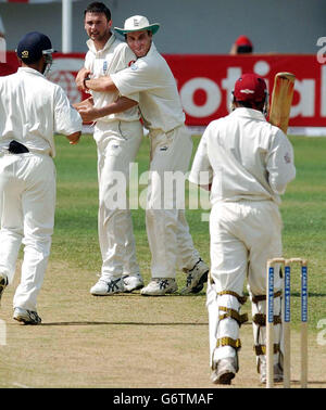 Le batteur d'Angleterre Stephen Harmison (à gauche) est embrassé par Simon Joones, après avoir congédié le batteur d'Inde de l'Ouest, Ramnaresh Sarwan pour un canard, pendant la quatrième journée du 1er test à Sabina Park, Kingston, Jamaïque. Banque D'Images