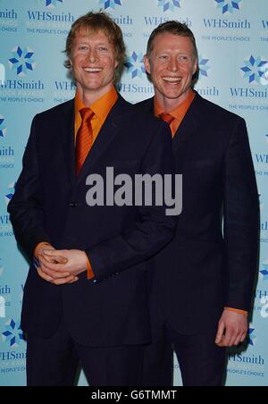 Les acteurs Neil et Adrian Rayment, qui ont remis à Terry Pratchett le prix Teen Choice Award pour son livre « The Wee Free Men » lors des WHSmith People's Choice Awards au Dorchester on Park Lane, dans le centre de Londres. Tous les auteurs sélectionnés pour les prix littéraires sont votés par le public, principalement par le vote sur Internet. Banque D'Images