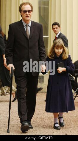 Le légendaire chanteur des années soixante Ray Davies, 59 ans, du groupe The Kinks se tient avec sa fille Eva, 7 ans, après avoir reçu un CBE pour les services de musique dans la liste des honneurs du nouvel an, lors d'une cérémonie d'investiture qui s'est tenue à Buckingham Palace, Londres. Davies, les succès classiques incluent Waterloo Sunset, vous m'avez vraiment obtenu, toute la journée et toute la nuit, Follower dédié de la mode, Sunny après-midi et Lola. Banque D'Images