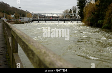 L'eau coule à travers les portes de l'écluse de Marsh qui se trouve sur la Tamise, en amont de Henley-on-Thames. Banque D'Images