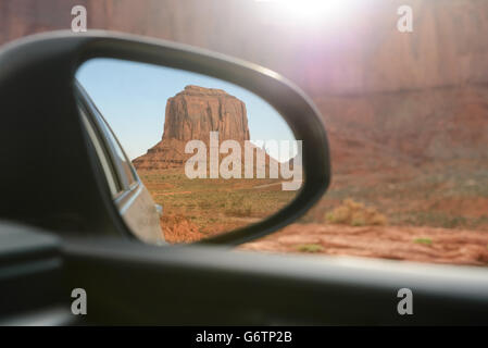 Les mitaines, Mesa, en vue de l'arrière miroir à Monument Valley Navajo Tribal Park, Arizona USA Banque D'Images