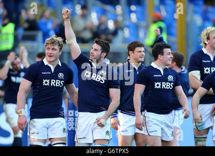 Les joueurs écossais célèbrent la victoire lors du match RBS 6 Nations au Stadio Olympico, Rome, Italie. Banque D'Images