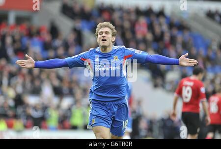 Le Nikica Jelavic de Hull City célèbre son objectif de le faire 3-0 lors du match de la Barclays Premier League au Cardiff City Stadium, à Cardiff. Banque D'Images