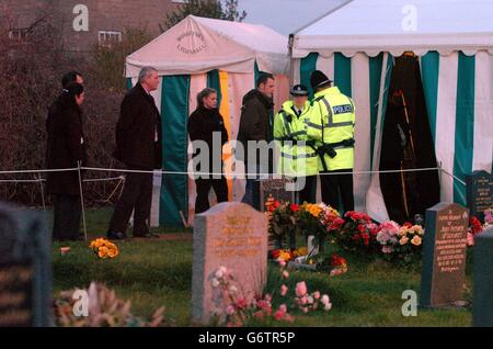 L'activité policière dans le cimetière de l'église Saint-Pierre de Withington, près de Hereford, où des officiers de la police de Wiltshire, assistés par d'autres de West Mercia, exhutent les restes de Rachel Whitear dans une nouvelle enquête sur sa mort. On pensait à l'origine que l'ancienne étudiante en psychologie de l'Université de Bath avait pris un surdosage mortel de drogues lorsqu'elle a été découverte le 2000 mai sur le plancher de son lit à Exmouth, Devon, mais aucun examen post-mortem n'a été effectué et une enquête a enregistré un verdict ouvert. Banque D'Images