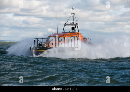 Photo inédite datée du 10/02/14 du nouveau canot de sauvetage toutes saisons de la Royal National Lifeboat institution (RNLI) de la classe Shannon, le Morrell, pendant les essais en mer au large de Poole, Dorset, car il est prévu d'arriver à la station de canot de sauvetage Dungeness à Kent aujourd'hui Banque D'Images