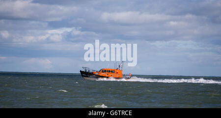 Photo inédite datée du 10/02/14 du nouveau canot de sauvetage toutes saisons de la Royal National Lifeboat institution (RNLI) de la classe Shannon, le Morrell, pendant les essais en mer au large de Poole, Dorset, car il est prévu d'arriver à la station de canot de sauvetage Dungeness à Kent aujourd'hui Banque D'Images