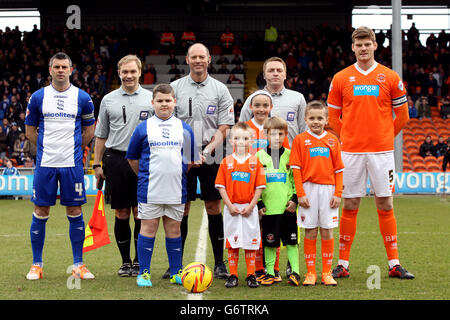 Gary MacKenzie (à droite) du capitaine Blackpool, Paul Robinson (à gauche) de Birmingham, des officiels, dont l'arbitre Andy Haines et les mascottes, se font la queue avant le match Banque D'Images