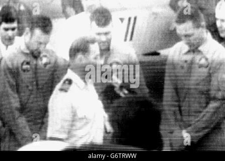 De gauche à droite : les astronautes James Lovell, Fred Halse et John Swigert, dont les têtes sont labourées comme aumônier du transporteur, Iwo Jima, remercie pour leur retour en toute sécurité, après qu'ils aient été transférés au transporteur de la capsule après avoir été déversés dans le Pacifique. Banque D'Images