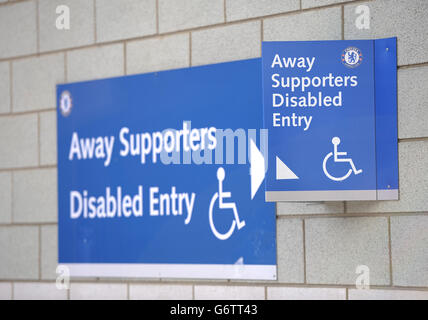 Un panneau pour l'entrée de l'Away Supporters Disable à Stamford Bridge Banque D'Images