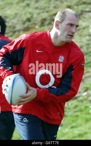 Lawrence Dallaglio, le captien de l'Angleterre, lors d'un entraînement au parc Penny Hill à Bagoshot, Surrey, avant le match des RBS 6 Nations de samedi contre l'Irlande à Twickenham. Banque D'Images