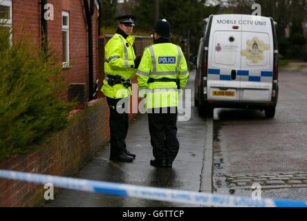 Des policiers se tiennent au coin de la rue Emily, à Blackburn, dans le Lancashire, après la mort d'une jeune fille de onze mois après qu'elle ait été malléée par un chien de compagnie. Banque D'Images