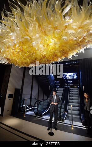 Son Excellence M. Ahmad Al-Sayed, PDG de Qatar Investments Authority, lors de son allocution à l'occasion de la présentation du nouveau lustre en or et en ambre de Dale Chihuly, un million de livres, dans le grand magasin Harrods de Knightsbridge, dans le centre de Londres. Banque D'Images