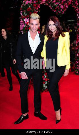 Harry Derbidge (à gauche) et Amy Childs assistent à la première d'UN conte d'hiver de New York à l'Odeon Kensington, Londres. Banque D'Images
