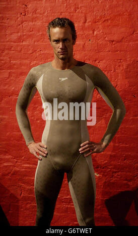 Mark Foster, nageur olympique britannique, modélise le nouveau maillot de bain Speedo lors d'un lancement de presse dans le centre de Londres. Les nouveaux maillots de bain haute technologie sont conçus pour donner aux concurrents un meilleur avantage lors des prochains Jeux olympiques d'Athènes. Banque D'Images