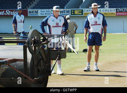 L'entraîneur d'Angleterre Duncan Fletcher et le capitaine Michael Vaughan regardent la cricket d'essai à Sabina Park, Kingston, Jamaïque, avant le premier match d'essai entre les Antilles et l'Angleterre. Banque D'Images