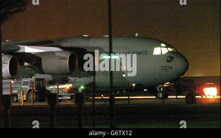 La RAF C-17, après l'atterrissage à la RAF Northolt, avec à bord les cinq citoyens britanniques détenus par le gouvernement américain pendant plus de deux ans à Guantanamo Bay. Les hommes, qui ont été arrêtés dans le cadre de la guerre contre le terrorisme menée par les États-Unis, ont atterri à 18:59. Ruhal Ahmed, 23 ; Asif Iqbal, 20 ; Shafiq Rasul, 25, de Tipton, West Midlands; ainsi que Tarek Dergoul, 24 ans, et Jamal al Harith, 35 ans, ont été libérés de la base américaine à Cuba. Banque D'Images