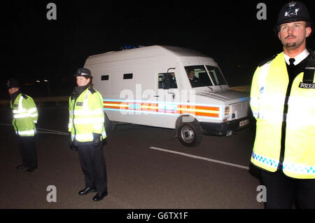 Le convoi de police transportant certains des cinq citoyens britanniques détenus par le gouvernement américain pendant plus de deux ans à Guantanamo Bay quitte RAF Northolt, après son retour au Royaume-Uni.Les hommes, qui ont été arrêtés dans le cadre de la guerre contre le terrorisme menée par les États-Unis, ont atterri à 18:59.Ruhal Ahmed, 23 ; Asif Iqbal, 20 ; Shafiq Rasul,25, de Tipton, West Midlands; ainsi que Tarek Dergoul, 24 ans, et Jamal al Harith, 35 ans, ont été libérés de la base américaine à Cuba. Banque D'Images