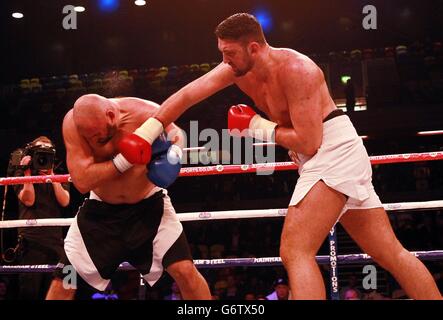 Boxe - Copper Box III - Copper Box Arena.Hughie Fury (à droite) et Matt Greer lors du Concours International Heavyweight pendant Copper Box III à la Copper Box Arena, Londres. Banque D'Images