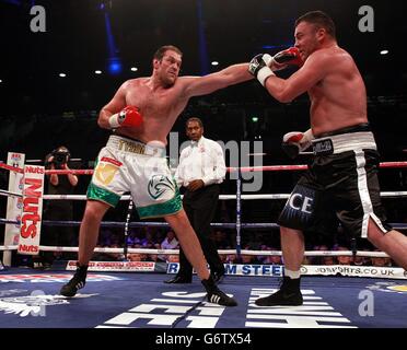 Tyson Fury (à gauche) et Joey Abell pendant le Concours International Heavyweight pendant Copper Box III à la Copper Box Arena, Londres. Banque D'Images