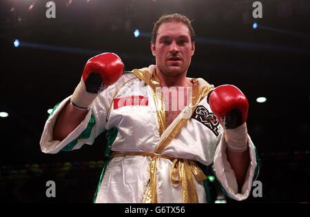 Boxe - Copper Box III - Copper Box Arena.Tyson Fury célèbre son combat contre Joey Abell lors du Concours International Heavyweight lors de Copper Box III à la Copper Box Arena de Londres. Banque D'Images