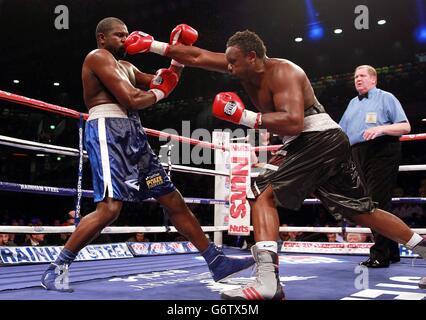 Dereck Chisora (à droite) et Kevin Johnson lors du WBO et du WBA International Heavyweight Championship combat pendant Copper Box III à la Copper Box Arena, Londres. Banque D'Images