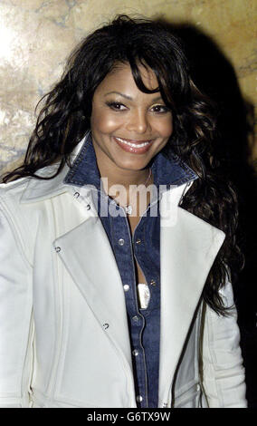 La chanteuse américaine Janet Jackson pose pour des photographes en dehors de Home House, dans le centre de Londres. Janet est actuellement au Royaume-Uni pour promouvoir son nouvel album 'damita JO', qui est sorti le 29 mars 2004, et devrait paraître sur TOTP Live, et CD:UK. Banque D'Images