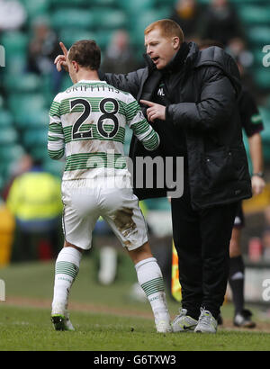 Soccer - Scottish Premiership - Celtic v St Johnstone - Celtic Park.Neil Lennon, directeur du Celtic, s'entretient avec Leigh Griffiths lors du match écossais de Premiership au Celtic Park, Glasgow. Banque D'Images