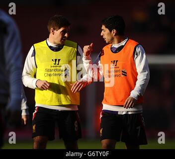 Football - FA Cup - Cinquième tour - Arsenal / Liverpool - Emirates Stadium.Luis Suarez de Liverpool (à droite) et Steven Gerrard bavardent pendant l'échauffement Banque D'Images