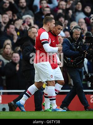 Alex Oxlade-Chamberlain d'Arsenal (à droite) célèbre avec son coéquipier Lukas Podolski après avoir marquant le but d'ouverture de son équipe Banque D'Images