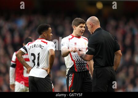 Howard Webb (à droite) parle à Steven Gerrard de Liverpool Et Raheem Sterling (à gauche) Banque D'Images