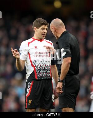Football - FA Cup - Cinquième tour - Arsenal / Liverpool - Emirates Stadium.Howard Webb (à droite) parle à Steven Gerrard de Liverpool Banque D'Images