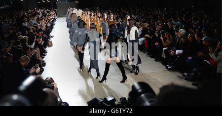 Modèles sur la passerelle pendant le spectacle unique de Topshop automne/hiver 2014 au Topshop Show Space de Tate Modern, Londres, dans le cadre de la London Fashion week. Banque D'Images