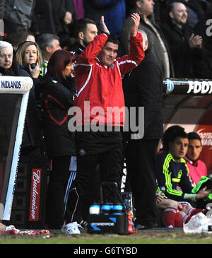 Nigel Clough, le directeur de Sheffield United, applaudit les fans de la maison lors du match contre Nottingham Forest lors de la FA Cup, cinquième match rond à Bramall Lane, Sheffield. Banque D'Images