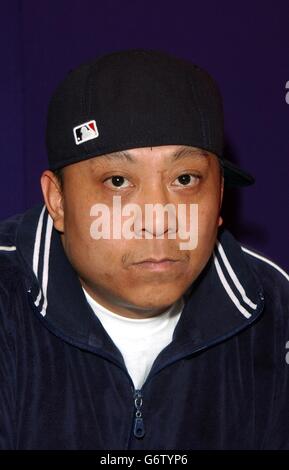 DJ Babu du groupe américain de hip-hop a dilaté les peuples lors de leur apparition sur le TRL UK de MTV, aux MTV Studios de Camden, au nord de Londres. Le groupe fait actuellement la promotion de son nouveau single 'this Way' qui sera publié le 29 mars 2004. Banque D'Images