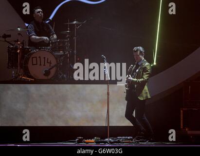 Les Arctic Monkeys sur scène lors des Brit Awards 2014 à l'O2 Arena de Londres. Banque D'Images