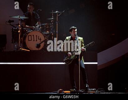 Les Arctic Monkeys sur scène lors des Brit Awards 2014 à l'O2 Arena de Londres. APPUYEZ SUR ASSOCIATION photo. Date de la photo: Mercredi 19 février 2014. Voir l'histoire de PA SHOWBIZ Bits. Le crédit photo devrait se lire: Yui Mok/PA Wire Banque D'Images