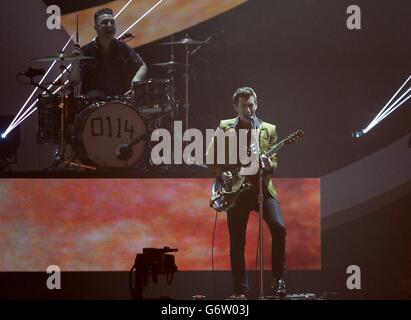 Les Arctic Monkeys sur scène lors des Brit Awards 2014 à l'O2 Arena de Londres. Banque D'Images
