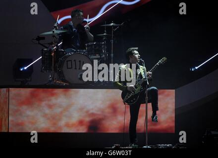 Brit Awards 2014 - spectacle - Londres.Les Arctic Monkeys sur scène lors des Brit Awards 2014 à l'O2 Arena de Londres. Banque D'Images