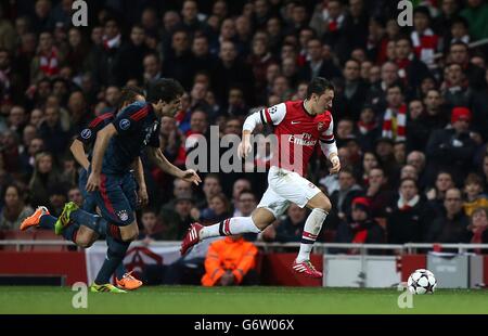 Football - UEFA Champions League - Round de 16 - Arsenal / Bayern Munich - Emirates Stadium. Mesut Ozil d'Arsenal en action Banque D'Images