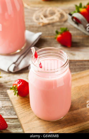 Lait Fraise Bio faits maison Prêt à boire Banque D'Images