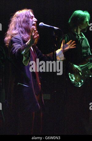 Le chanteur-compositeur américain Patti Smith se produit en direct sur scène à L'ULU, dans le centre de Londres. Patti sort son neuvième album 'Trampin' le 26 avril 2004. Banque D'Images