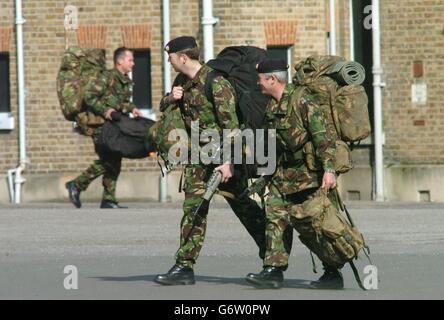 Les soldats du Royal Gloucestershire, Berkshire et Wiltshire Regiment à Hounslow, dans l'ouest de Londres, qui l'a confirmé, doivent être déployés au Kosovo au cours des quatre prochains jours. Le déploiement d'une force militaire forte de l'a750 répond à une demande de l'OTAN. Banque D'Images