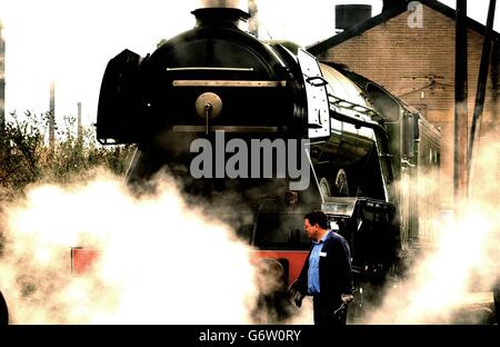 Jim Rees, responsable des collections de véhicules inspecte The Flying Scotsman, l'une des locomotives les plus célèbres au monde qui circulent sur les chemins de fer britanniques, photographiée sur ses côtés dans l'ouest de Londres. Le National Railway Museum (NRM) de York, a lancé un appel pour recueillir les fonds nécessaires pour empêcher le Flying Scotsman de se rendre à l'étranger, la soumission du musée a dépassé aujourd'hui 220,000 à peine deux semaines avant la date limite pour acheter l'icône de rail. Banque D'Images