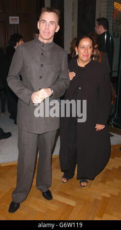 Gary Rhodes pendant la fête du 1er anniversaire et le lancement de la nouvelle exposition « New Blood » à la Saatchi Gallery, County Hall sur Southbank dans le centre de Londres. L'exposition présente de nouveaux artistes du Royaume-Uni et du monde de l'art international, la plupart d'entre eux n'ont jamais été vus auparavant. Banque D'Images