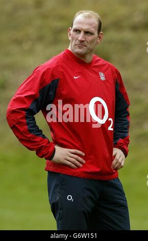 Le capitaine d'Angleterre Lawrence Dallaglio lors d'une séance d'entraînement au parc Pennyhill à Surrey, avant le match des 6 nations du RBS d'Angleterre avec la France, samedi à Paris. . Banque D'Images