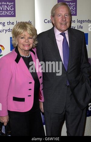 Neil Durden-Smith et sa femme Judith Chalmers posent pour les photographes lors du concours « Help the Aged Living Legends Awards » au Dorchester Hotel, dans le centre de Londres. Banque D'Images