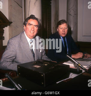 Denis Healey, chancelier de l'Échiquier, lors d'une conférence de presse au Trésor après avoir présenté son nouveau train de propositions pour lutter contre l'inflation à la Chambre des communes. Roy Hattersley (r), secrétaire aux prix et à la protection des consommateurs, est assis à côté de lui. Banque D'Images