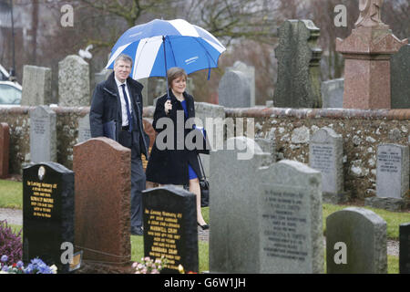 Le secrétaire du Cabinet du juge Kenny MacAskill et le premier ministre adjoint Nicola Sturgeon arrivent à une réunion du Cabinet écossais à l'église paroissiale de Portleten, près d'Aberdeen. Banque D'Images