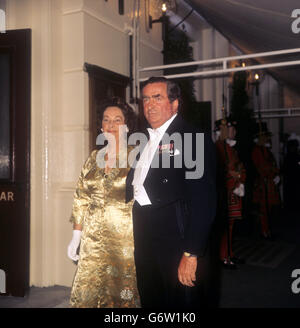 Chancelier de l'Échiquier, Denis Healey, avec sa femme Edna à l'arrivée à l'Opéra Royal, Covent Garden, lorsqu'ils ont assisté à la représentation jubilée d'argent de l'opéra et du ballet. Banque D'Images