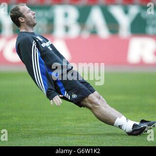Alan Shearer, l'attaquant de Newcastle United, lors d'une séance d'entraînement au stade de Majorque en Espagne, avant le match de la coupe de l'UEFA contre le Real Mallorca. Banque D'Images
